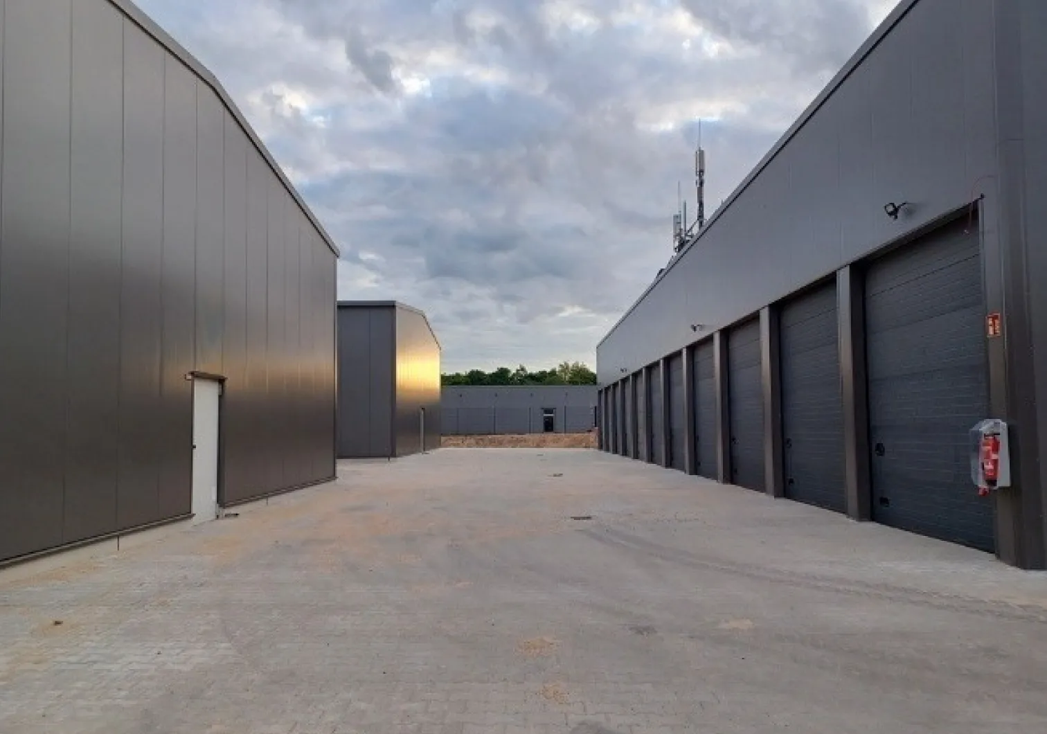 Errichtung von 2 Gewerbehallen und 66 Garagen in 4 Garagengebäuden