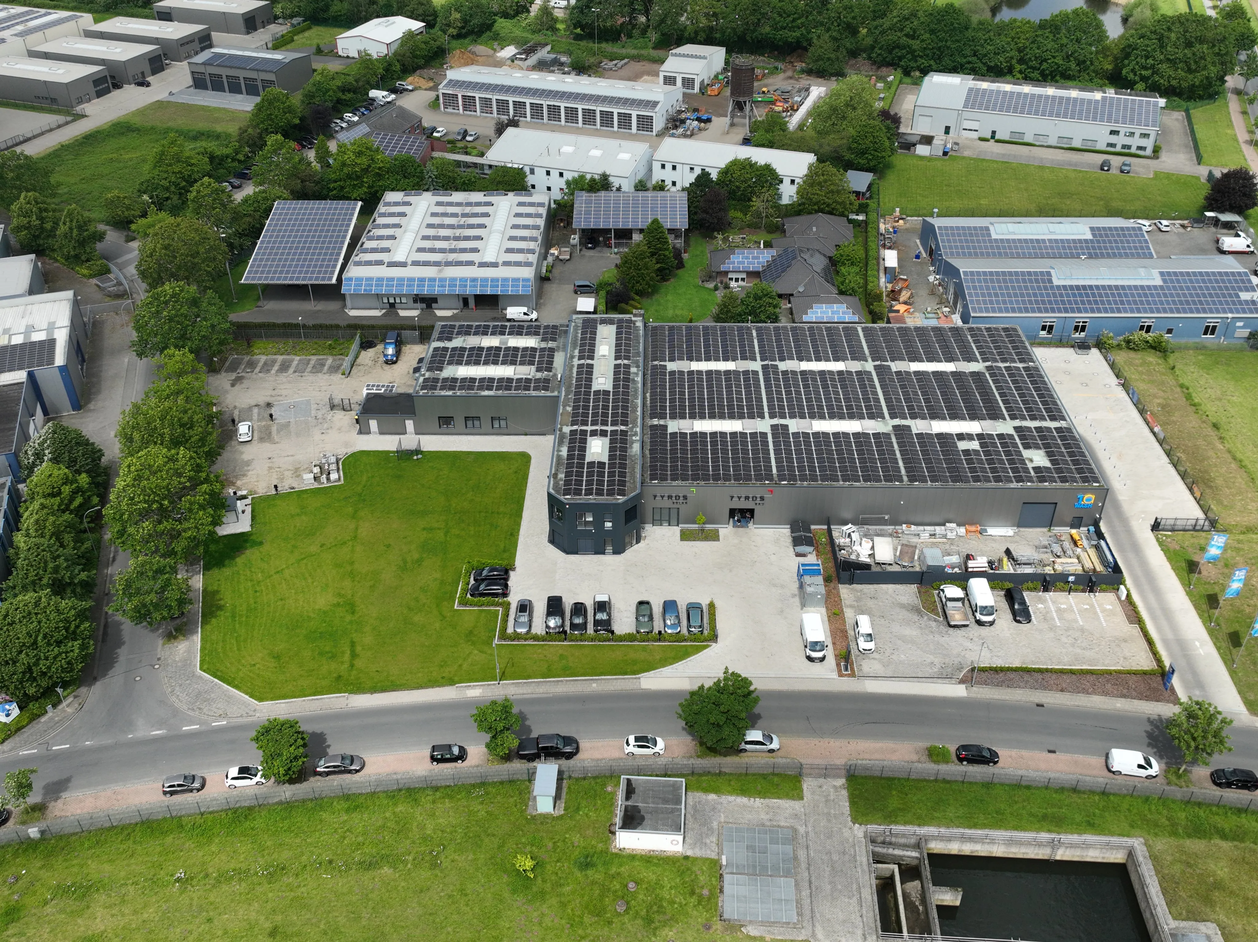 Gewerbehallen und 66 Garagen in 4 Garagengebäuden