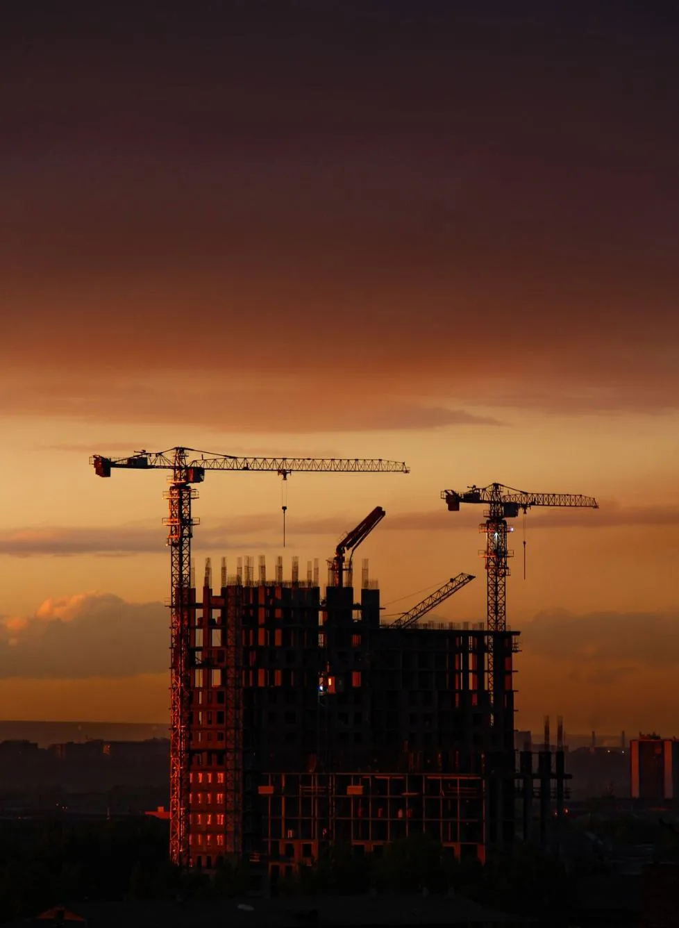 Baustelle bei Sonnenuntergang