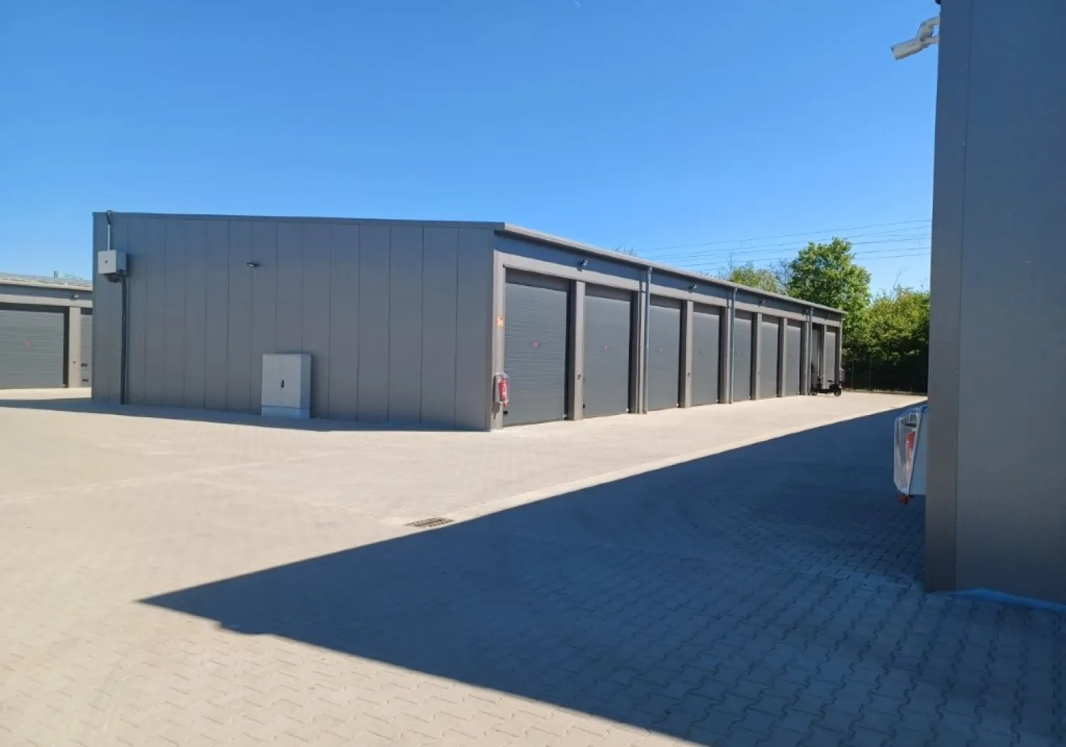 Errichtung von 2 Gewerbehallen und 7 Gebäuden mit 136 Garagen
